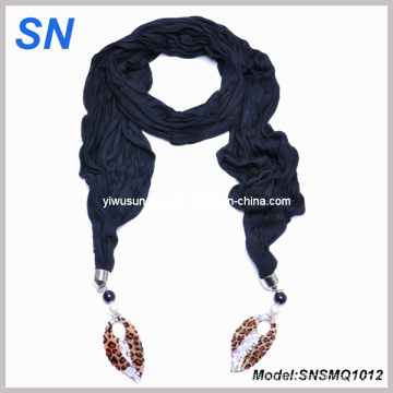 Bufanda embellecida negra con el colgante de la hoja (SNSMQ1012)